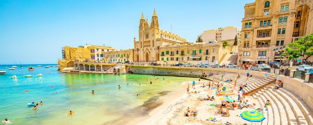 59. L'Arte di Malta Malta ha una lunga tradizione artistica, influenzata dalle sue varie dominazioni storiche. Oggi, La Valletta è sede di gallerie d'arte e musei che celebrano l'arte contemporanea e classica, come il MUŻA, il Museo Nazionale delle Belle Arti. 60. La Coperta di La Valletta Ogni inverno, le strade di La Valletta sono coperte da una grande coperta luminosa, una tradizione che rende la capitale ancora più incantevole durante il periodo natalizio. 61. Le baie di Mellieha La baia di Mellieha è una delle spiagge più lunghe e sabbiose di Malta, ideale per famiglie e amanti del mare. Offre acque basse e cristalline, perfette per il nuoto e lo snorkeling. 62. Il festival della musica di Isle of MTV Malta ospita ogni estate l'Isle of MTV, uno dei festival musicali più popolari del Mediterraneo, che attira migliaia di giovani e celebrità internazionali per una notte di musica e festa. 63. Il villaggio di Popeye Il villaggio di Popeye, situato a Anchor Bay, fu costruito come set cinematografico per il film "Popeye" del 1980 con Robin Williams. Oggi è un parco a tema aperto al pubblico, perfetto per una visita in famiglia. 64. Il Museo Marittimo di Malta Situato a Vittoriosa, il Museo Marittimo di Malta esplora la storia marittima dell'isola attraverso una vasta collezione di modelli di navi, carte nautiche e strumenti navali. 65. La Fortezza di Cittadella a Gozo La Cittadella di Gozo, situata a Victoria, è una fortezza medievale che offre una vista spettacolare sull'isola. Originariamente costruita come rifugio contro i pirati, oggi è una delle principali attrazioni di Gozo. 66. Il falconeria a Malta La falconeria è un'antica tradizione maltese che risale ai Cavalieri di San Giovanni, che utilizzavano i falchi per la caccia. Ancora oggi, questa pratica è celebrata con eventi e spettacoli. 67. La festa di Santa Caterina La festa di Santa Caterina, celebrata a Zurrieq, è una delle feste patronali più amate di Malta. Oltre alla processione religiosa, la festa prevede fuochi d'artificio spettacolari e bancarelle di cibo. 68. L'acqua di Malta Malta non ha risorse naturali d'acqua dolce, quindi l'isola dipende da impianti di desalinizzazione per produrre la maggior parte dell'acqua potabile. Questi impianti trasformano l'acqua del mare in acqua potabile. 69. La Marina Grande Il Grand Harbour di Malta è uno dei porti naturali più belli e grandi del Mediterraneo. È stato utilizzato fin dall'antichità e oggi è un punto di attracco per le navi da crociera e i cargo. 70. I vini maltesi Malta produce diversi vini di alta qualità, molti dei quali utilizzano varietà d'uva autoctone come il Gellewza (rosso) e il Girgentina (bianco). Le cantine maltesi offrono degustazioni e visite guidate. 71. L'antica via romana A Mdina e Rabat si possono ancora vedere tratti dell'antica via romana, una strada che collegava le principali città dell'isola durante l'epoca romana. Le rovine di questa strada sono state ben conservate e sono accessibili ai visitatori. 72. La festa della Madonna di Lourdes La festa della Madonna di Lourdes, celebrata a Gozo, è una delle più sentite dell’isola. Ogni anno, centinaia di fedeli partecipano alle celebrazioni religiose presso il santuario dedicato alla Vergine Maria. 73. La baia di St. Paul’s La baia di St. Paul’s, secondo la leggenda, è il luogo dove San Paolo naufragò nel 60 d.C. Qui si trova una statua dell'apostolo che si erge su un isolotto al centro della baia, commemorando l'evento. 74. Le gite in barca a Dwejra Dwejra, a Gozo, è una località famosa per le sue formazioni rocciose uniche e le acque cristalline. Le gite in barca portano i visitatori attraverso grotte marine e piscine naturali, offrendo uno spettacolo mozzafiato. 75. Le tipiche case maltesi Le case tradizionali maltesi sono caratterizzate da balconi chiusi in legno, chiamati "galleriji". Questi balconi colorati sono uno degli elementi architettonici più iconici di Malta. 76. La Guardia Costiera di Malta Malta ha una forza di Guardia Costiera altamente addestrata, responsabile della sorveglianza delle acque territoriali, della protezione dei confini e delle operazioni di soccorso in mare. 77. Il tempio di Gigantia I Templi di Gigantia, situati a Gozo, sono considerati tra le strutture megalitiche più antiche del mondo, risalenti a oltre 5.000 anni fa. Il nome deriva dalla credenza popolare che i templi fossero stati costruiti da giganti. 78. La pesca tradizionale di lampuki La pesca del lampuki, un pesce locale simile al dorado, è una tradizione maltese che si svolge da agosto a dicembre. I pescatori utilizzano tecniche tradizionali per catturare il pesce, che viene poi cucinato in vari piatti locali. 79. Le gole di Wied il-Mielah Wied il-Mielah, a Gozo, è una gola spettacolare scavata dal mare. Qui si trovava una famosa finestra naturale simile all’Azure Window, che purtroppo è crollata nel 2017. 80. L'aeroporto internazionale di Malta L'aeroporto internazionale di Malta è l'unico aeroporto dell'isola, situato vicino alla città di Luqa. È ben collegato con le principali città europee e serve come hub per il turismo. 81. Il Museo della Tortura di Mdina Il Museo della Tortura di Mdina espone strumenti di tortura medievali utilizzati durante l'Inquisizione. Il museo è situato in un edificio storico che un tempo fungeva da prigione. 82. Il Lido di St. George's Bay St. George's Bay è una delle poche spiagge sabbiose nella zona turistica di Paceville, famosa per la sua vivace vita notturna. È una meta popolare per i giovani e gli amanti del mare. 83. L’orchestra filarmonica di Malta L’Orchestra Filarmonica di Malta è una delle più antiche del Mediterraneo. Fondata nel 1968, l'orchestra si esibisce regolarmente in concerti sinfonici, opere e spettacoli teatrali in tutta l'isola. 84. I Mulini a vento maltesi In tutta Malta e Gozo, si possono trovare antichi mulini a vento costruiti dai Cavalieri di San Giovanni. Alcuni di questi mulini sono stati restaurati e trasformati in musei o abitazioni private. 85. La festa del Bambino Gesù La festa del Bambino Gesù, celebrata il 25 dicembre, è una delle festività religiose più sentite a Malta. La messa di mezzanotte è un evento molto partecipato, con canti natalizi e processioni. 86. Il Pane di Malta Il pane maltese, chiamato "ħobż tal-Malti", è un tipo di pane a lievitazione naturale con una crosta croccante e una mollica morbida. Viene spesso servito con olio d’oliva, pomodori e formaggio. 87. L’antica torre di Mġarr La Torre di Mġarr è una delle tante torri costiere costruite dai Cavalieri per proteggere l’isola dagli attacchi. Oggi la torre è aperta al pubblico e offre una vista panoramica sul mare. 88. Il ponte sospeso di Sliema Il ponte sospeso di Sliema è una delle strutture più moderne di Malta, costruito per collegare il lungomare con la zona di St. Julian's. Offre una passeggiata panoramica sopra le acque del Mediterraneo. 89. Il Parco naturale di Buskett Buskett Gardens è uno dei pochi parchi boschivi naturali di Malta, situato nella parte centrale dell’isola. È una destinazione popolare per escursioni, picnic e birdwatching. 90. Il Museo del Giocattolo di Malta Situato a La Valletta, il Museo del Giocattolo di Malta espone una collezione di giocattoli antichi e vintage, offrendo una visione nostalgica dell'infanzia attraverso i secoli. 91. La Valletta Film Festival Il Valletta Film Festival è un evento annuale che celebra il cinema internazionale, con proiezioni all'aperto in tutta la capitale. Il festival attira registi, attori e appassionati di cinema da tutto il mondo. 92. La tradizione della processione pasquale La Pasqua è una delle festività religiose più importanti a Malta. Ogni anno si tengono processioni che ricostruiscono la Passione di Cristo, con statue sacre trasportate per le strade dei villaggi. 93. Il Giardino Botanico di San Anton Il Giardino Botanico di San Anton, situato vicino al Palazzo Presidenziale di Attard, è un luogo di pace e tranquillità. È famoso per le sue fontane, i fiori esotici e gli alberi secolari. 94. La Galleria d'arte Spazju Kreattiv Situata a La Valletta, Spazju Kreattiv è il principale centro culturale di Malta, dedicato alle arti visive e performative. Ospita mostre, spettacoli teatrali e installazioni artistiche moderne. 95. Le luminarie del Natale Durante il periodo natalizio, le strade di La Valletta e di altre città maltesi sono addobbate con luminarie e decorazioni natalizie, creando un’atmosfera magica e festosa. 96. Il Pozzo della Regina Il Pozzo della Regina è una delle più antiche strutture idriche di Malta, risalente all'epoca medievale. Si trova a Rabat ed è ancora utilizzato oggi per l'irrigazione dei campi circostanti. 97. La chiesa di San Lorenzo a Vittoriosa La Chiesa di San Lorenzo è una delle principali chiese barocche di Malta. Situata a Vittoriosa, è dedicata a San Lorenzo e ospita importanti opere d’arte religiosa. 98. La festa della Madonna della Neve Celebrata il 5 agosto, la festa della Madonna della Neve a Qrendi è una delle più spettacolari dell'isola, con processioni religiose e spettacolari fuochi d'artificio che illuminano il cielo estivo. 99. Il Mulino Ta’ Kola Situato a Gozo, il mulino a vento Ta’ Kola è uno dei meglio conservati di Malta. Oggi è un museo che mostra come funzionava un tradizionale mulino maltese. 100. Il Festival della Birra di Farsons Il Farsons Beer Festival è uno degli eventi estivi più attesi a Malta, con musica dal vivo, cibo e, naturalmente, birra. Si tiene nei giardini del Ta' Qali e attira migliaia di visitatori. 101. Le crociere attorno a Comino Le crociere attorno all'isola di Comino sono un modo popolare per esplorare le sue acque incontaminate e le calette nascoste. I tour in barca spesso includono una sosta alla Laguna Blu, una delle attrazioni più celebri di Malta.